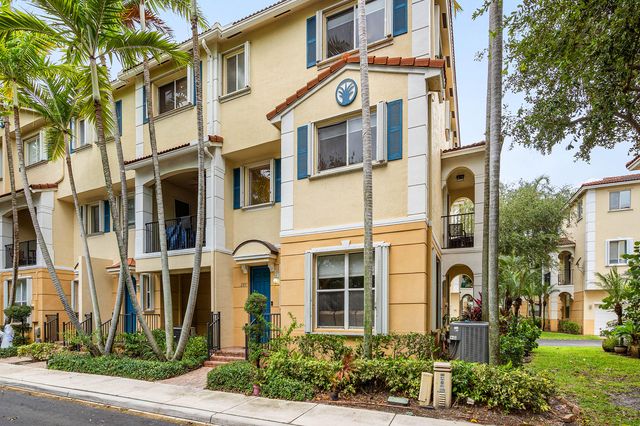 2897 S Greenleaf Circle, Boynton Beach, FL 33426