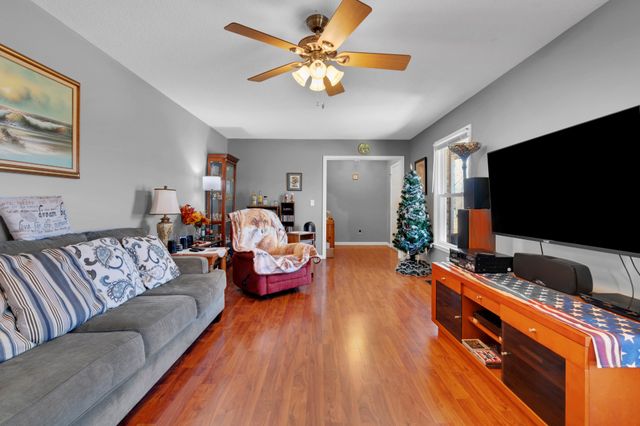 203 Larkway Dr, Tullahoma, TN 37388