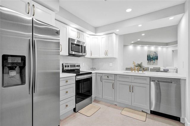 7484 La Paz Boulevard 101, Boca Raton, FL 33433