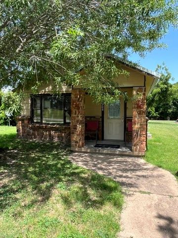 1308 N Mesquite Street N, Goldthwaite, TX 76844