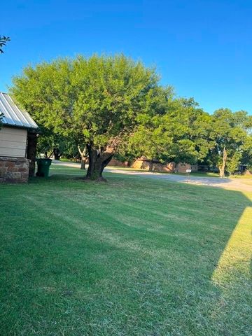 1308 N Mesquite Street N, Goldthwaite, TX 76844