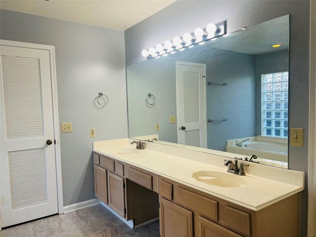 8815 Crazy Horse Trail, Houston, TX 77064