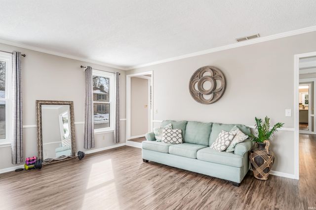 9906 Woodstream Drive, Fort Wayne, IN 46804