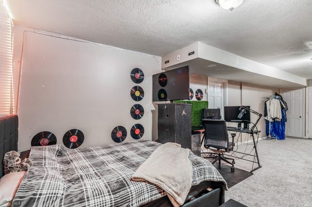 9906 Woodstream Drive, Fort Wayne, IN 46804