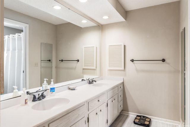 9906 Woodstream Drive, Fort Wayne, IN 46804