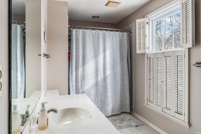 9906 Woodstream Drive, Fort Wayne, IN 46804