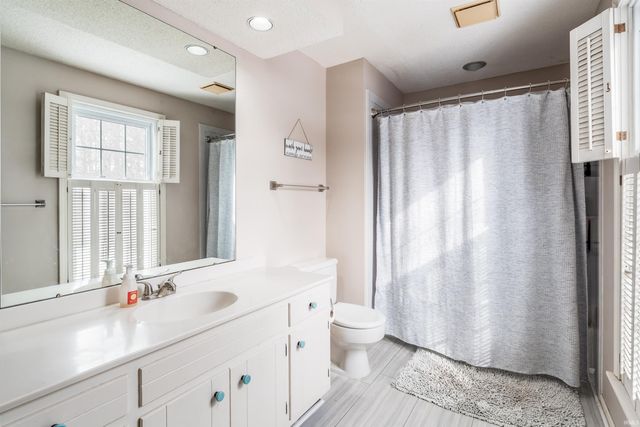 9906 Woodstream Drive, Fort Wayne, IN 46804