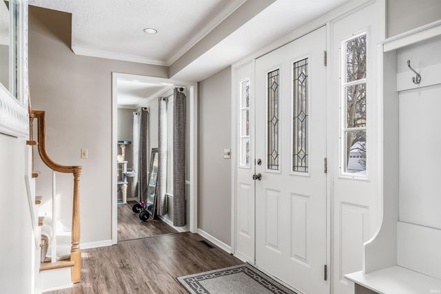 9906 Woodstream Drive, Fort Wayne, IN 46804