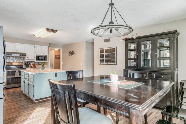 9906 Woodstream Drive, Fort Wayne, IN 46804