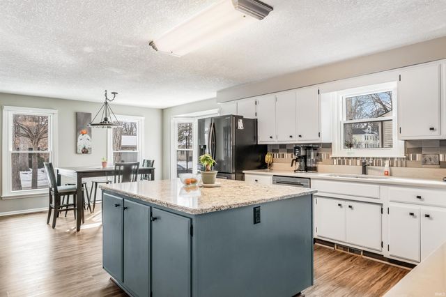 9906 Woodstream Drive, Fort Wayne, IN 46804