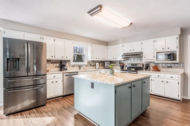 9906 Woodstream Drive, Fort Wayne, IN 46804