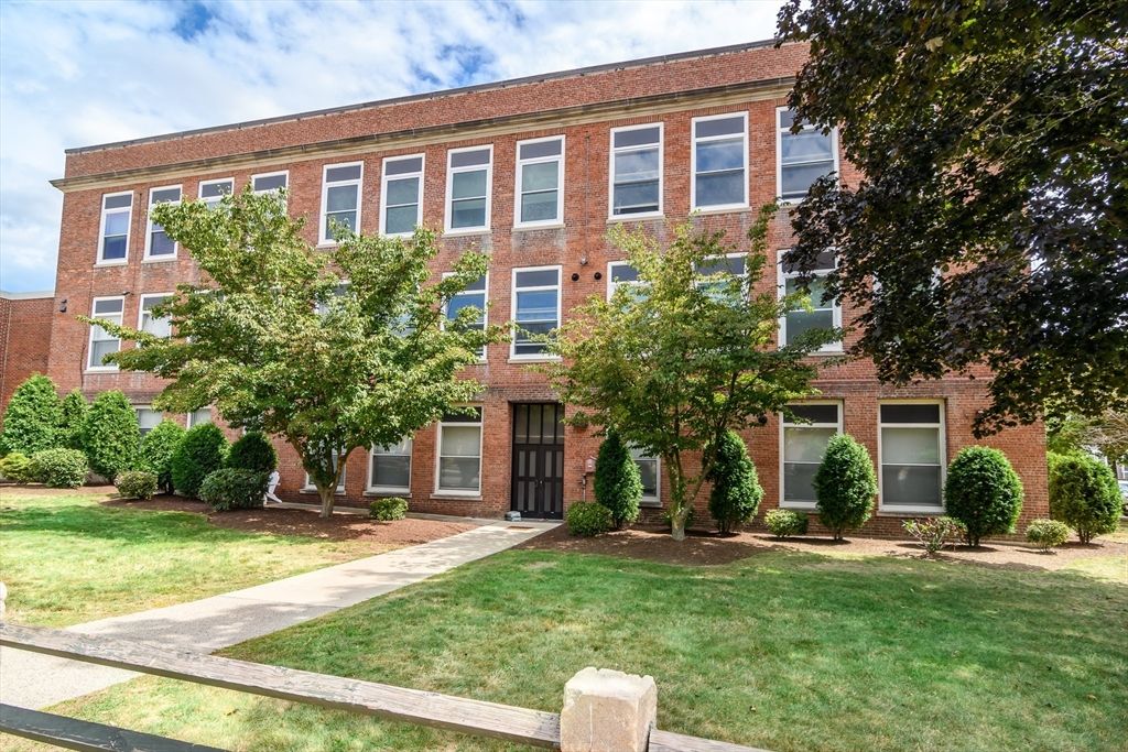 948 Main St 209, Waltham, MA 02451