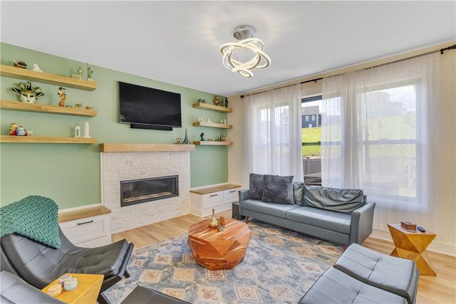 1048 Honey Locust Dr, Jeannette, PA 15644
