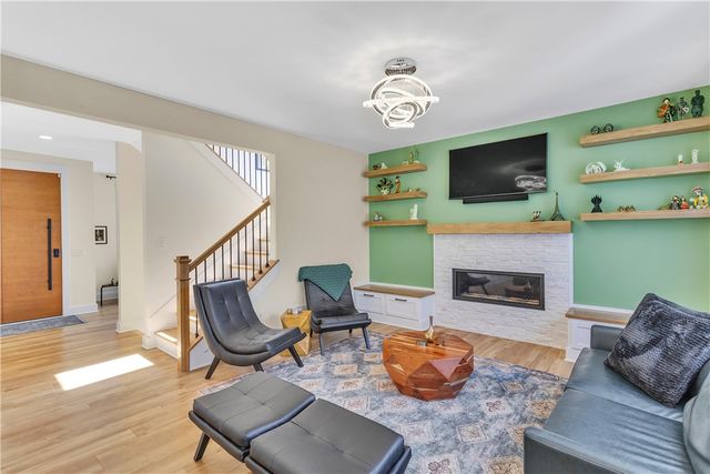 1048 Honey Locust Dr, Jeannette, PA 15644