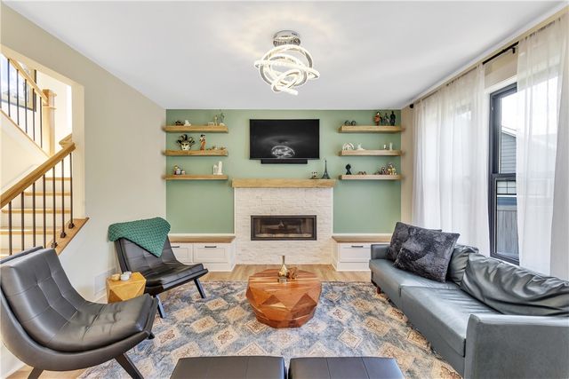 1048 Honey Locust Dr, Jeannette, PA 15644