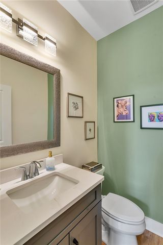 1048 Honey Locust Dr, Jeannette, PA 15644