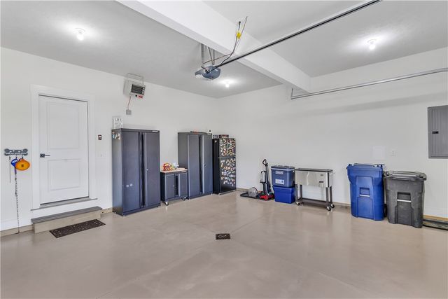 1048 Honey Locust Dr, Jeannette, PA 15644