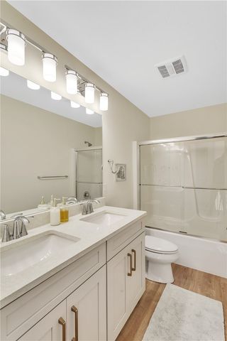 1048 Honey Locust Dr, Jeannette, PA 15644