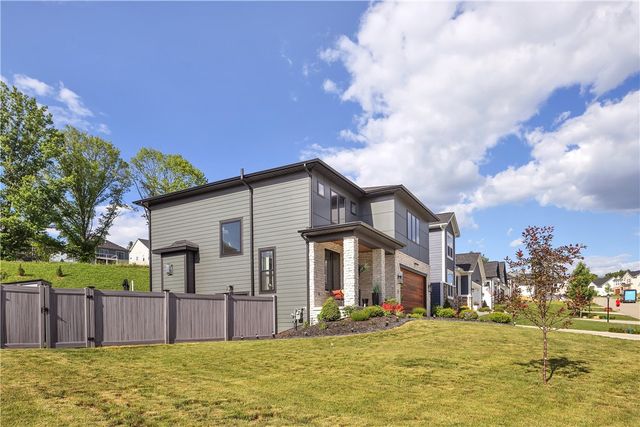 1048 Honey Locust Dr, Jeannette, PA 15644