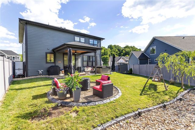 1048 Honey Locust Dr, Jeannette, PA 15644
