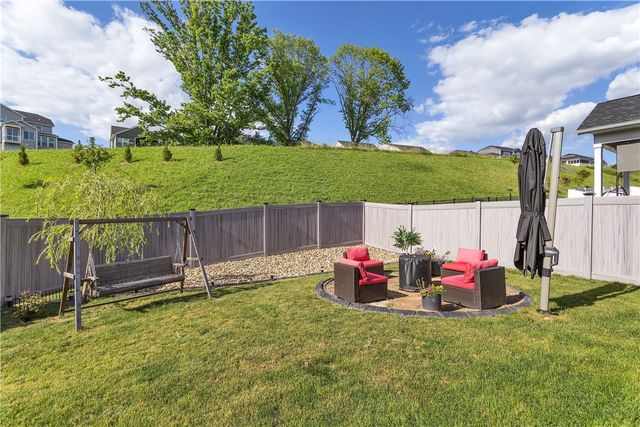 1048 Honey Locust Dr, Jeannette, PA 15644