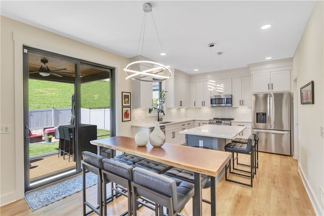 1048 Honey Locust Dr, Jeannette, PA 15644