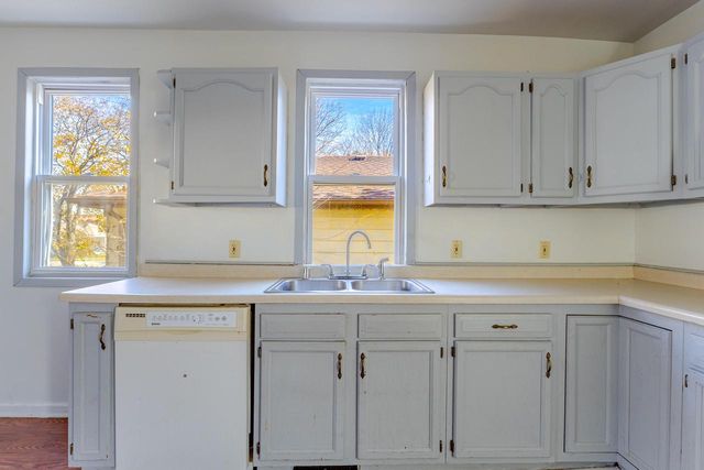 3863 E Squire AVENUE, Cudahy, WI 53110