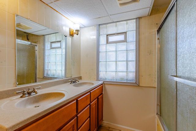 3863 E Squire AVENUE, Cudahy, WI 53110