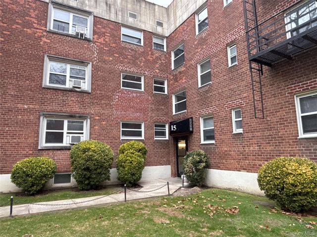 15 Schenck Avenue 3E, Great Neck, NY 11021