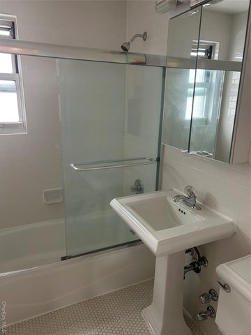 15 Schenck Avenue 3E, Great Neck, NY 11021