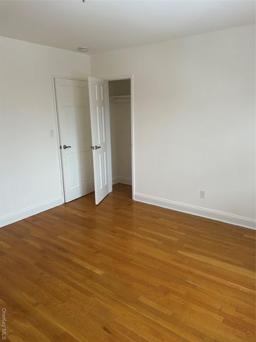 15 Schenck Avenue 3E, Great Neck, NY 11021