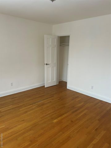 15 Schenck Avenue 3E, Great Neck, NY 11021