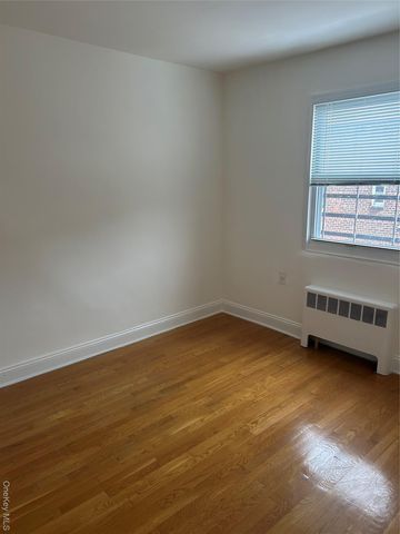 15 Schenck Avenue 3E, Great Neck, NY 11021