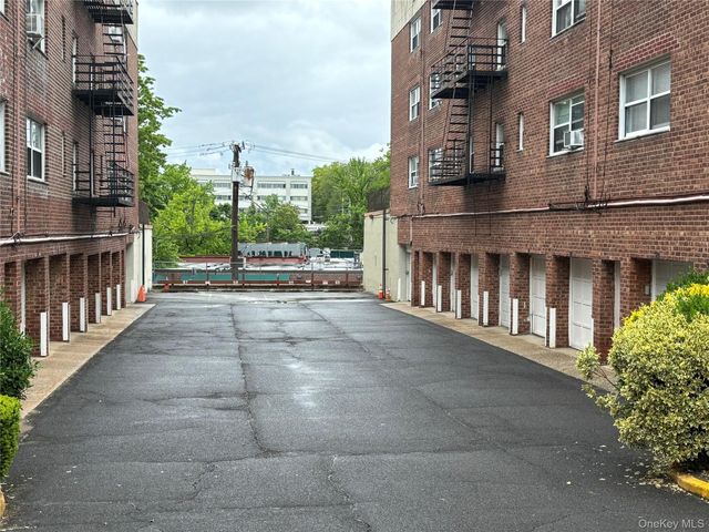 15 Schenck Avenue 3E, Great Neck, NY 11021
