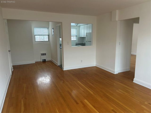 15 Schenck Avenue 3E, Great Neck, NY 11021