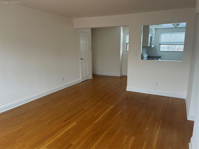 15 Schenck Avenue 3E, Great Neck, NY 11021