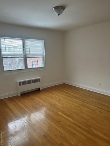 15 Schenck Avenue 3E, Great Neck, NY 11021