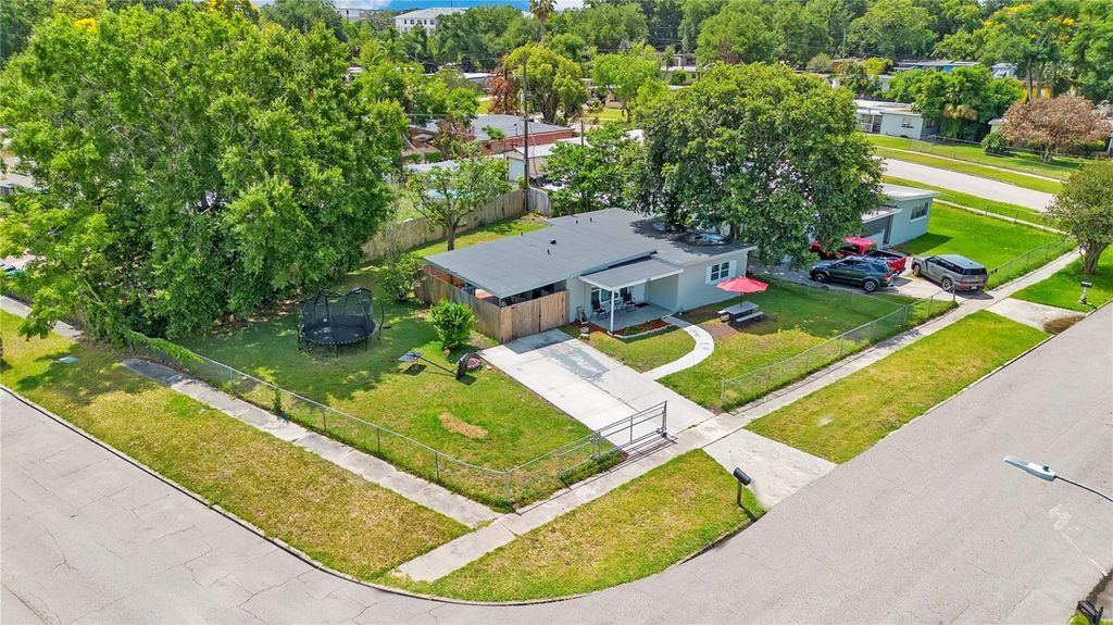 Image 8 of property listing at 1301 LAWNE BOULEVARD, Orlando, FL 32808
