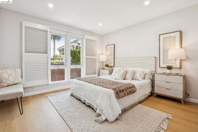 127 Bayo Vista Ave 104, Oakland, CA 94611