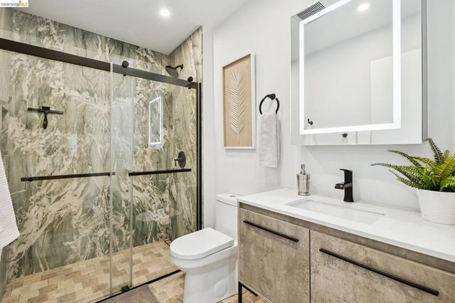 127 Bayo Vista Ave 104, Oakland, CA 94611