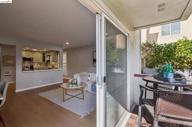 127 Bayo Vista Ave 104, Oakland, CA 94611