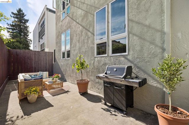 127 Bayo Vista Ave 104, Oakland, CA 94611