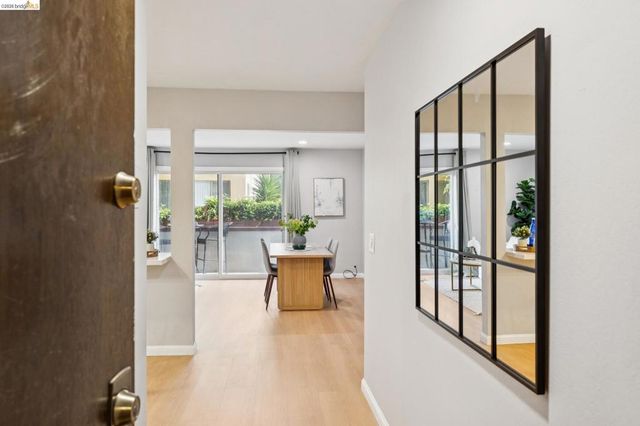 127 Bayo Vista Ave 104, Oakland, CA 94611