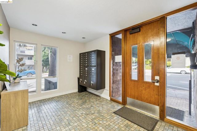 127 Bayo Vista Ave 104, Oakland, CA 94611