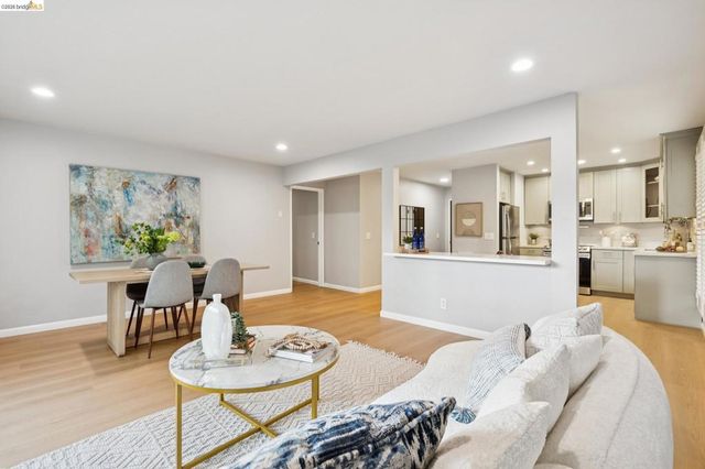 127 Bayo Vista Ave 104, Oakland, CA 94611