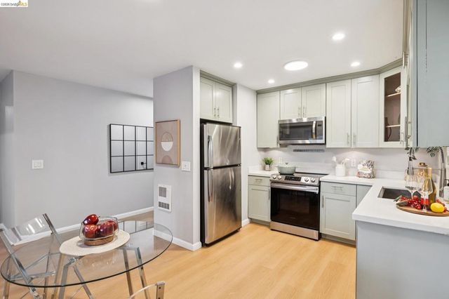 127 Bayo Vista Ave 104, Oakland, CA 94611