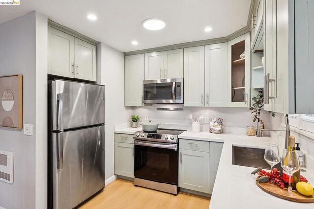 127 Bayo Vista Ave 104, Oakland, CA 94611
