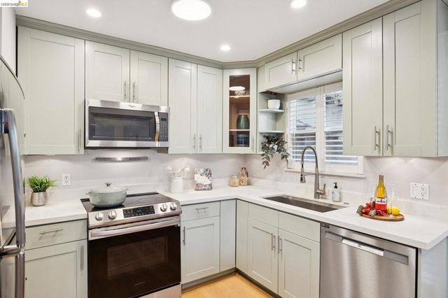 127 Bayo Vista Ave 104, Oakland, CA 94611
