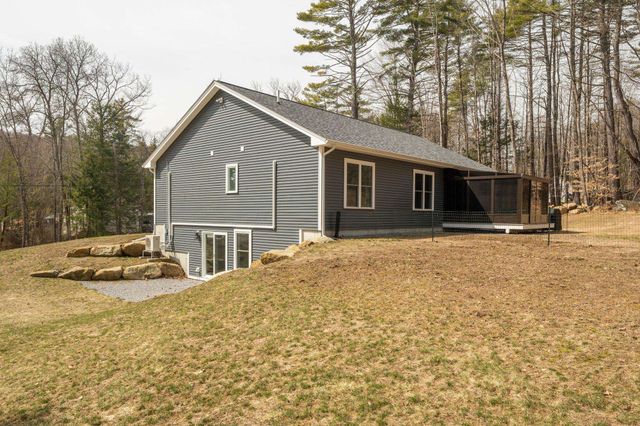 17 Fairgrounds Road, Bradford, NH 03221