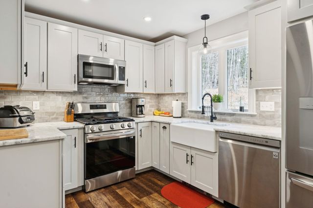 17 Fairgrounds Road, Bradford, NH 03221